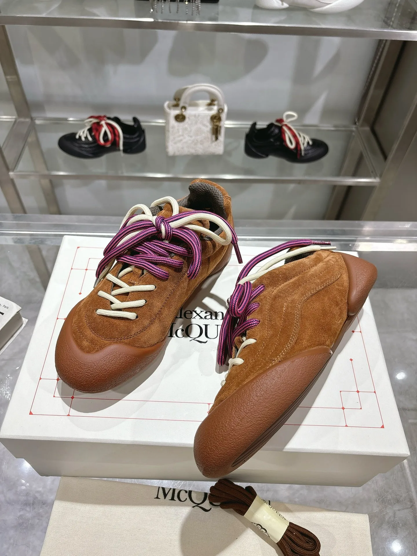 p580💰Couple model 𝐀𝐥𝐞𝐱𝐚𝐧𝐝𝐞𝐫 𝐌𝐜𝐐𝐮𝐞𝐞𝐧#/Alexander McQueen’s latest Flexion series, retro, casual, sneakers, original purchase, development, production, this Flexion Off Low-top sneakers in white grained leather with varying sized laces and an anatomically inspired lightweight segmented sole. The reverse skull pattern is embossed on the heel. Fabric: Original customized imported first-layer cowhide. Lining: Customized imported breathable mesh lining. Sole: Original open-molded non-slip TPU material. Bottom thickness: 2CM. Size: #Female size 35-40 (40 customized, non-refundable) #Men’s code 39-45 (45 customized, non-refundable)
